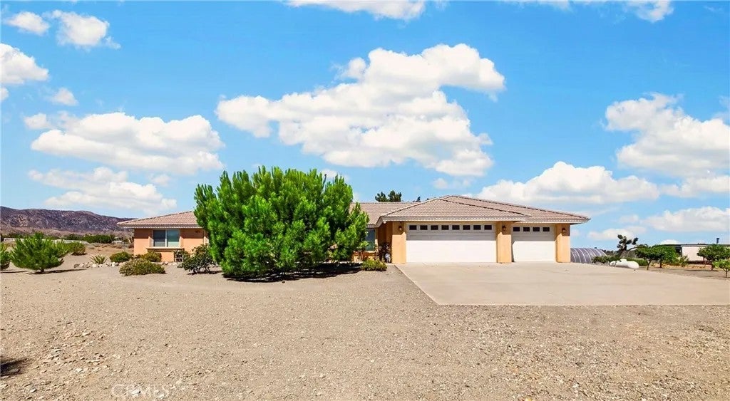 Photo of 10624 Nugget RD, Phelan, CA 92371 (MLS # PW26151774)