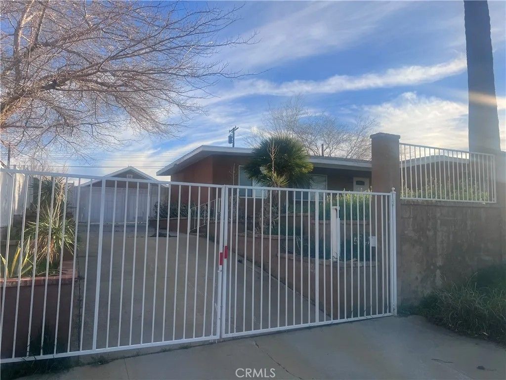 Photo of 1626 Avenue Q13, Palmdale, CA 93550 (MLS # DW26044479)