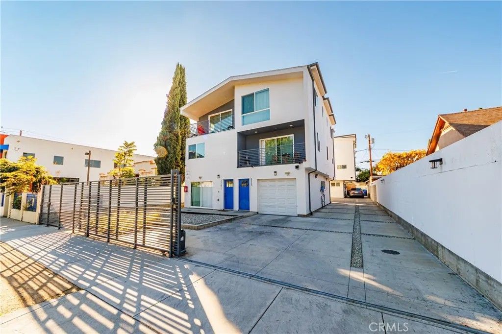 Photo of 1121 N Berendo, Hollywood, CA 90006 (MLS # BB26091845)