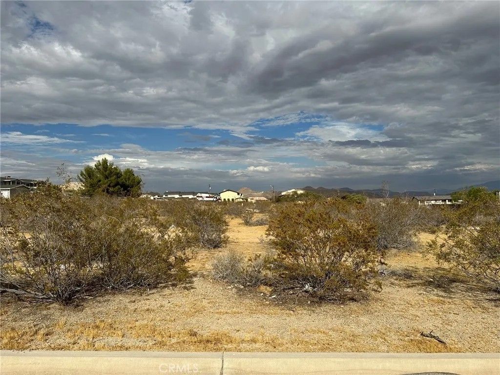 Photo of 0 Wato, Apple Valley, CA 92307 (MLS # HD25249529)