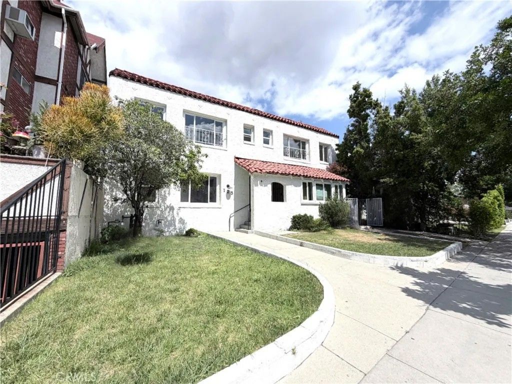 Photo of 125 W Chestnut Street, Glendale, CA 91204 (MLS # BB26092017)