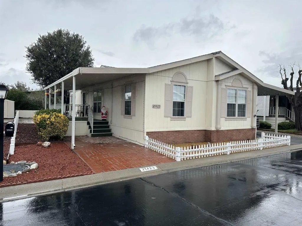 Photo of 21423 Bramble Way, Saugus, CA 91350 (MLS # NDP2600174)