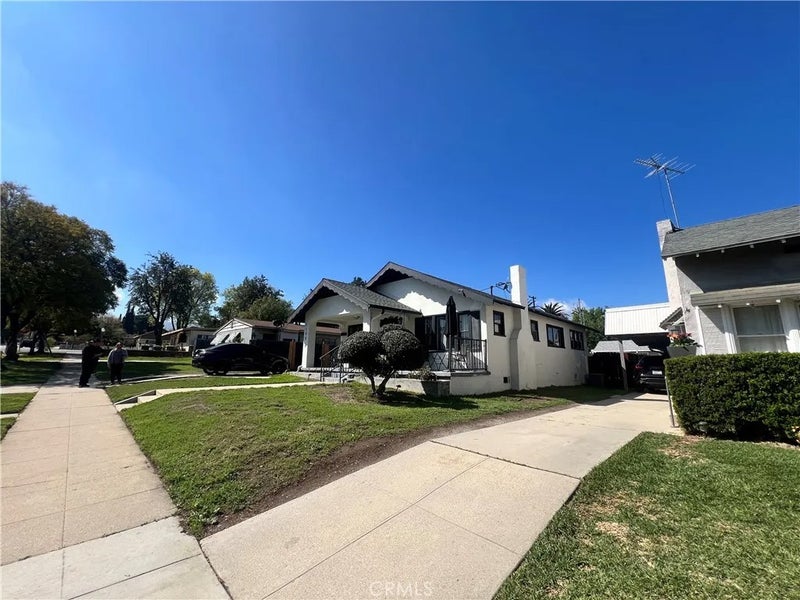 1106 S BELLE