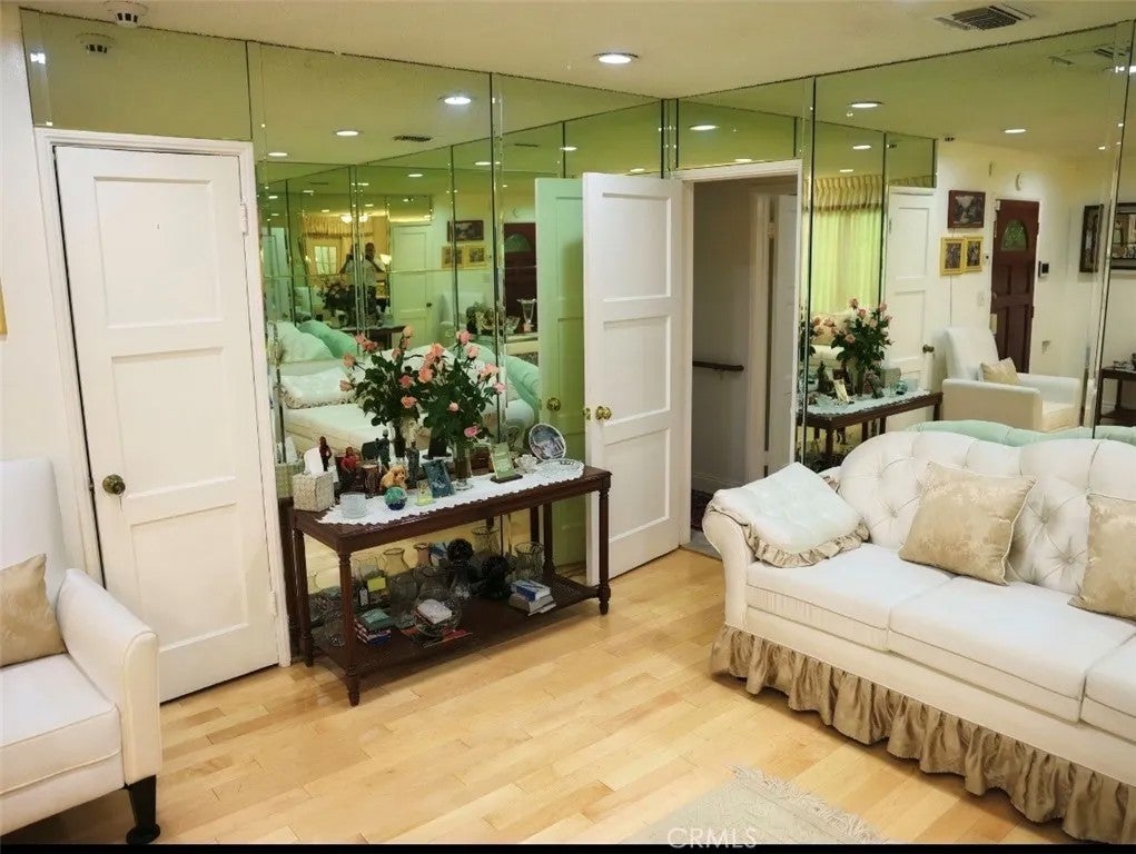 1709 W 111th