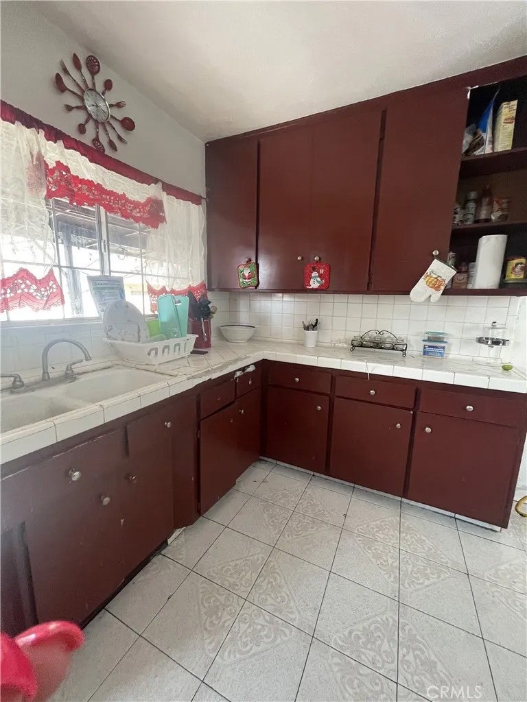 1142 E 64th