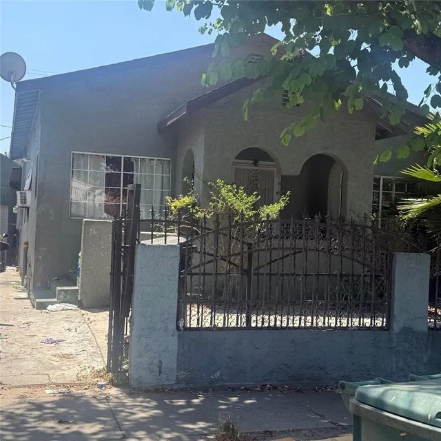 1142 E 64th, Los Angeles