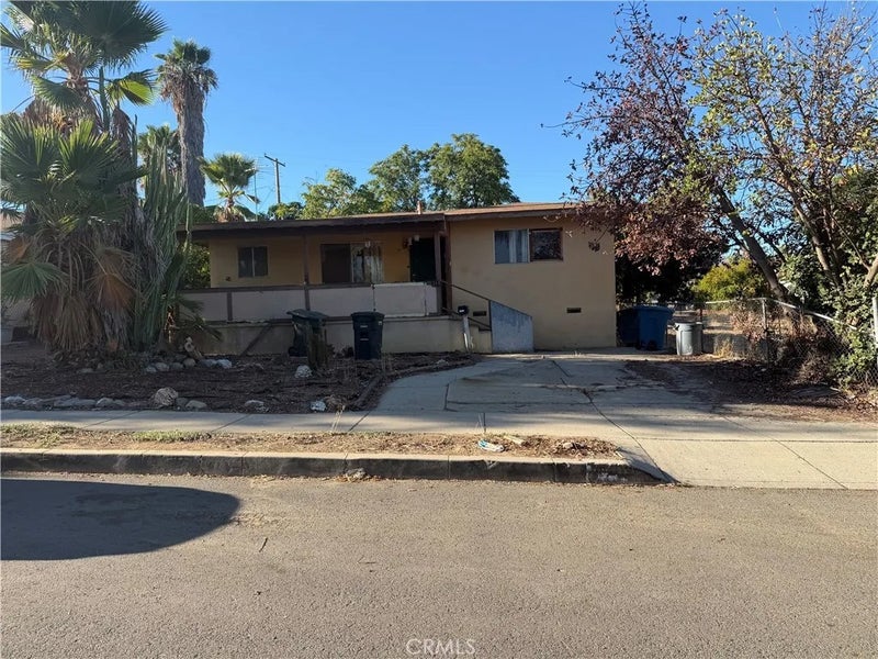 214 E Peck