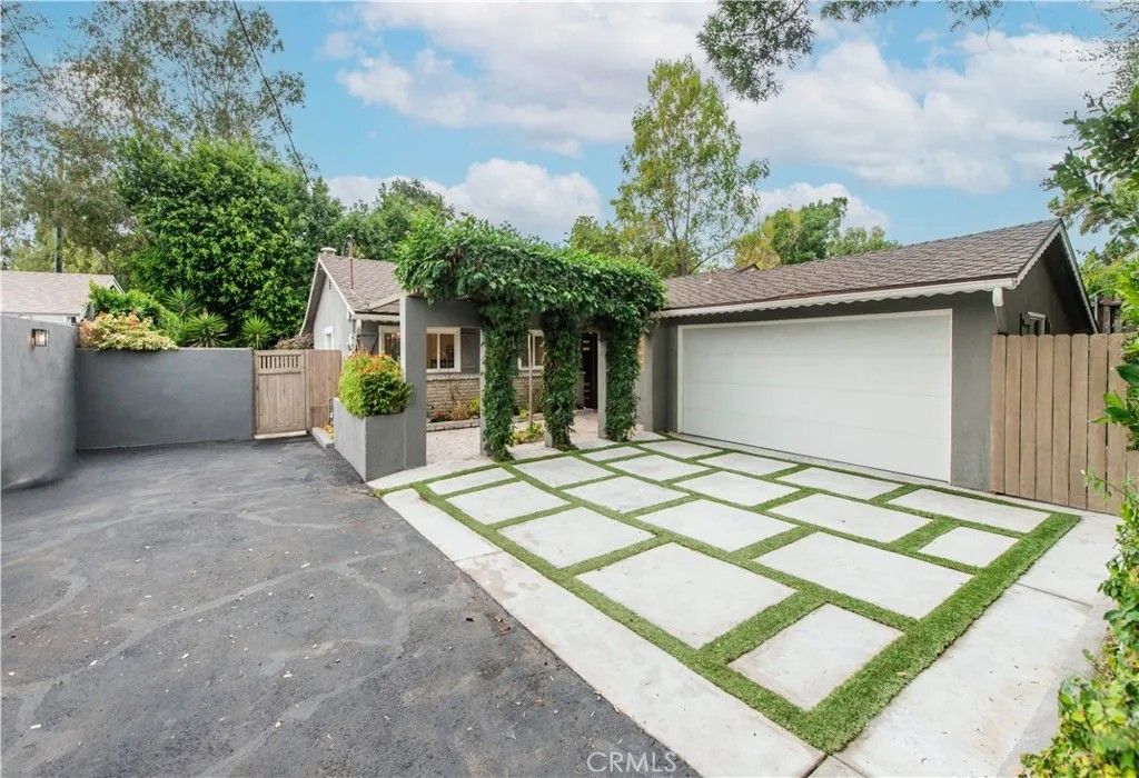 Photo of 4719 Tyrone, Sherman Oaks, CA 91423 (MLS # SR26014026)