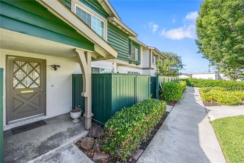 8174 Glengarry Green