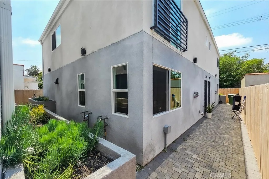 2223 S Highland Avenue