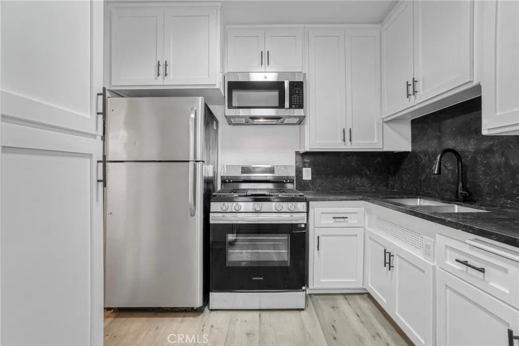 Photo of 10620 Holman Ave #4, Los Angeles, CA 90024 (MLS # SB26049123)