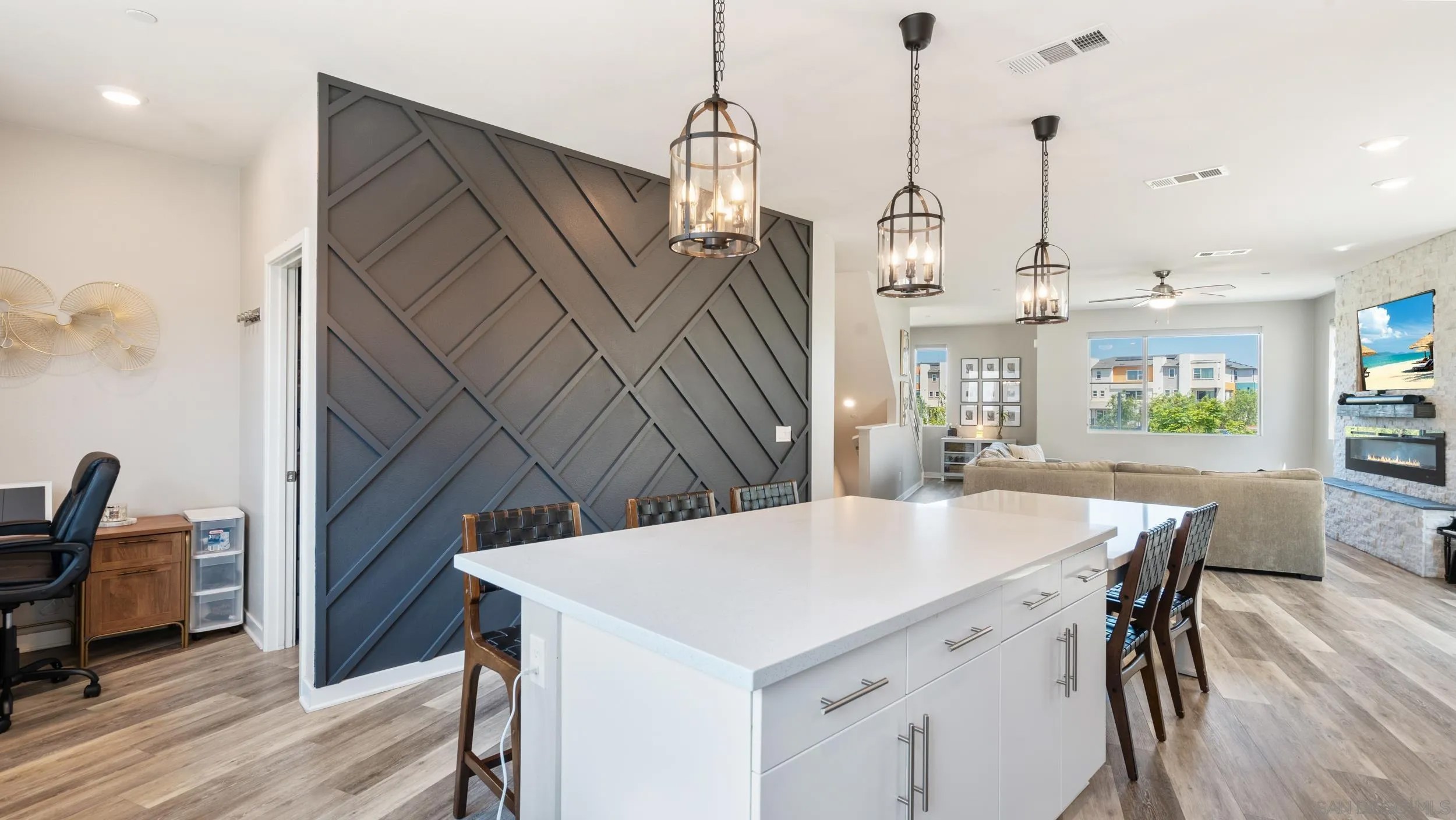 2025 Aquarius St