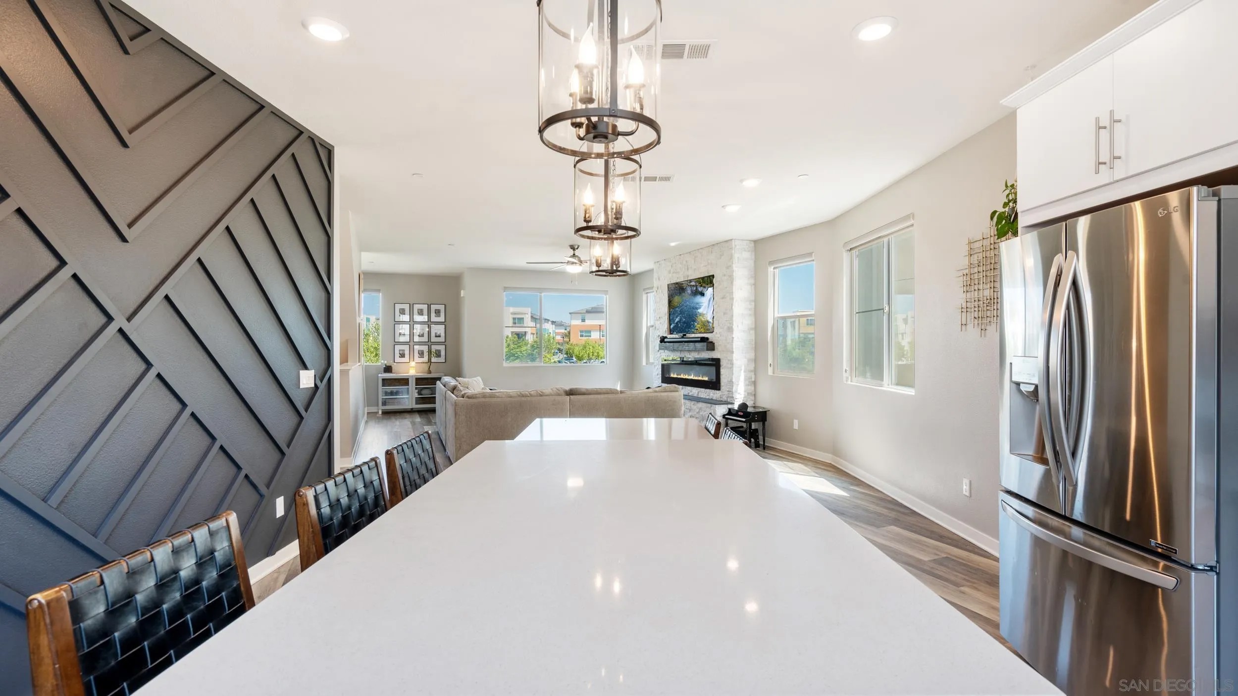 2025 Aquarius St
