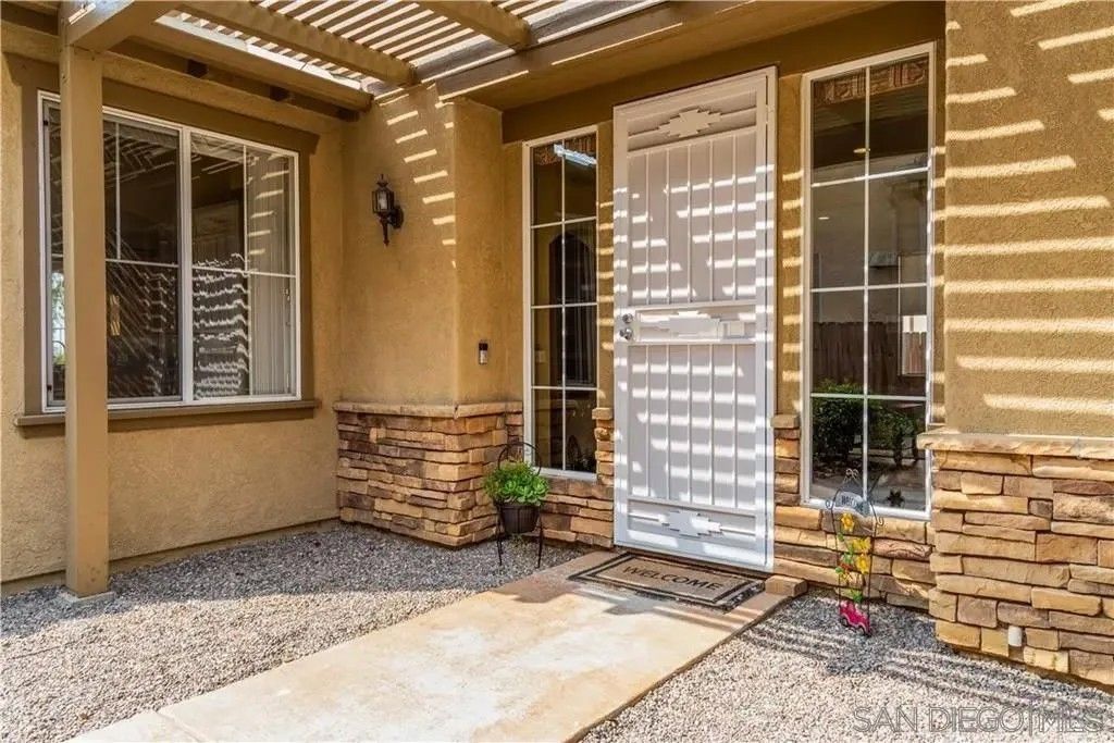 Photo of 531 Poets Sq, Fallbrook, CA 92028 (MLS # 250043048)