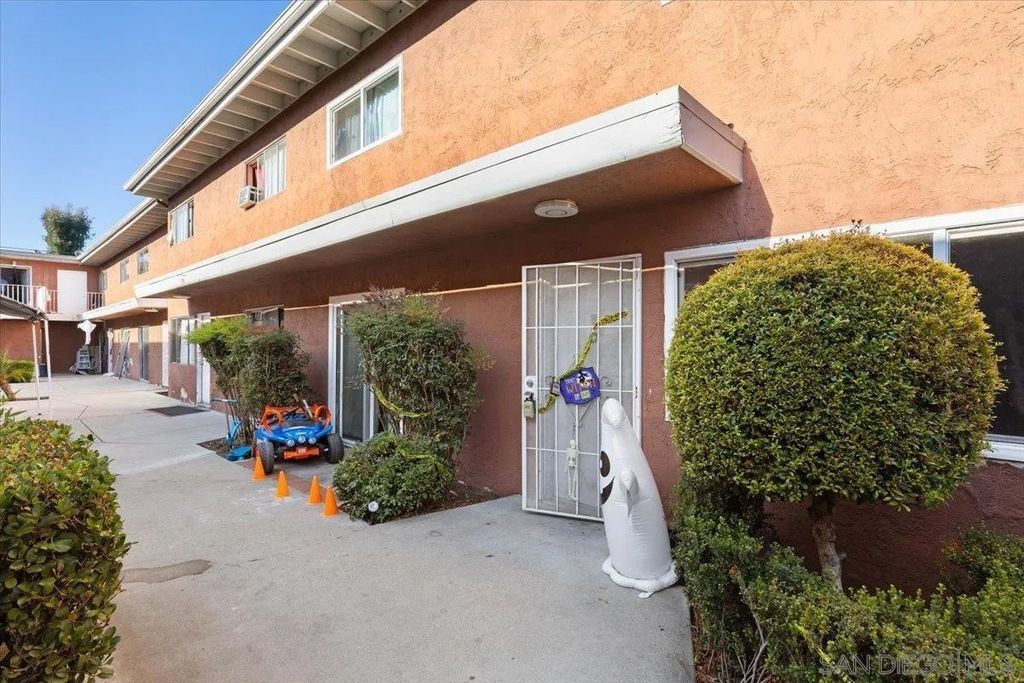Photo of 1060 E Washington Ave #5, Escondido, CA 92025 (MLS # 250040951)