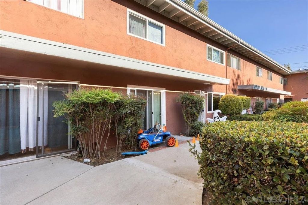 Photo of 1060 E Washington Ave #5, Escondido, CA 92025 (MLS # 250040951)