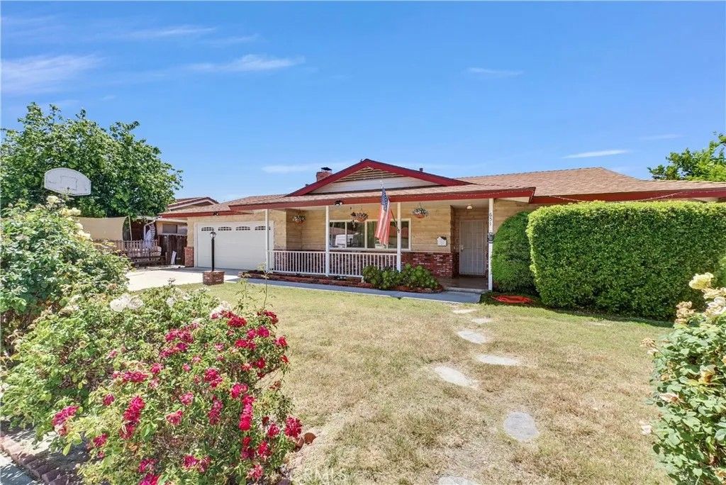 Photo of 651 Buena Vista Parkway, Hemet, CA 92543 (MLS # CV26106580)