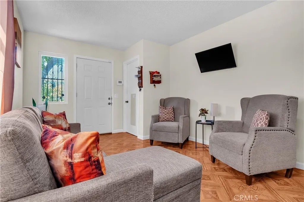 2115 E 114th