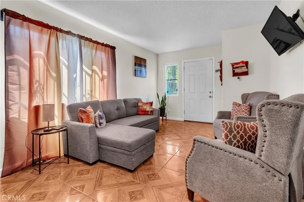 2115 E 114th