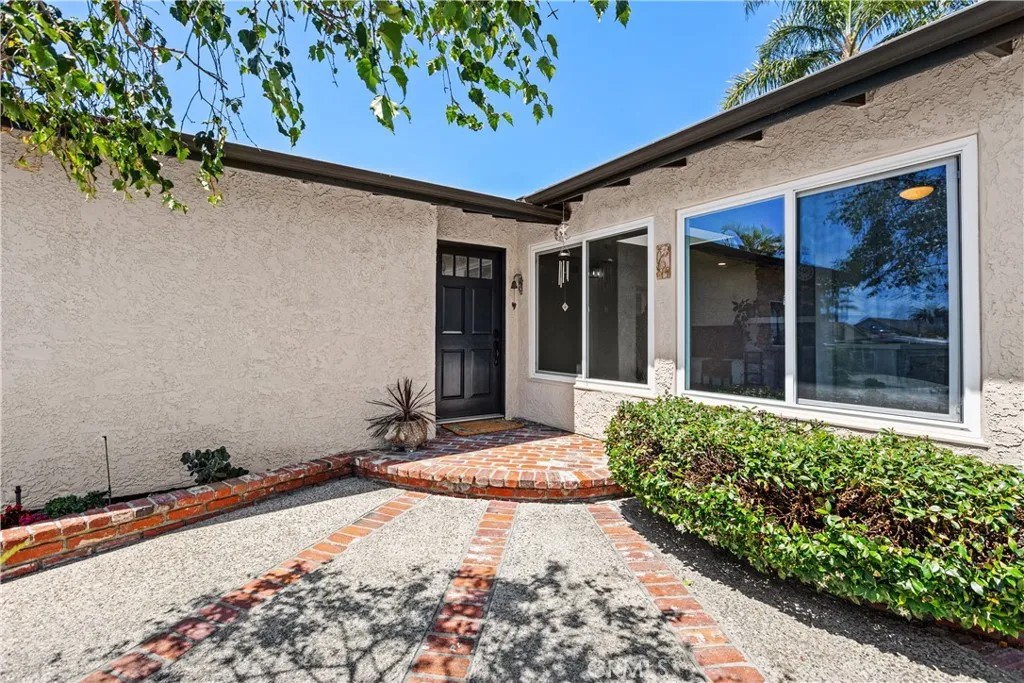 34572 Calle Naranja