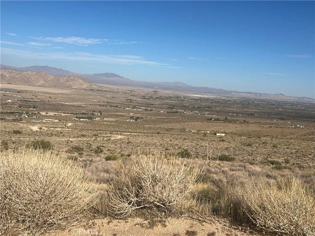 Photo of 28138 Oriole St, Lucerne Valley, CA 92356 (MLS # HD25260191)