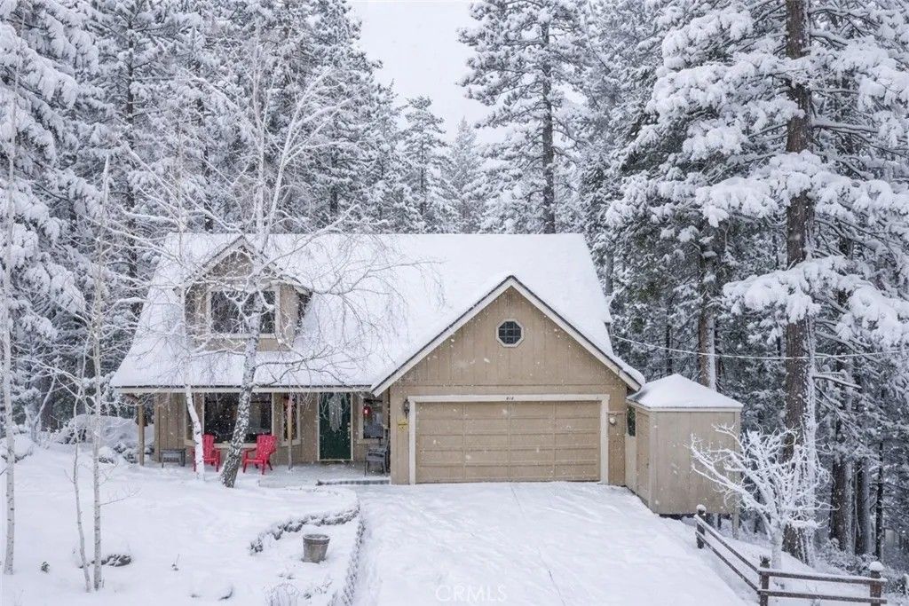Photo of 414 Pioneer Rd, Lake Arrowhead, CA 92352 (MLS # IG26031410)