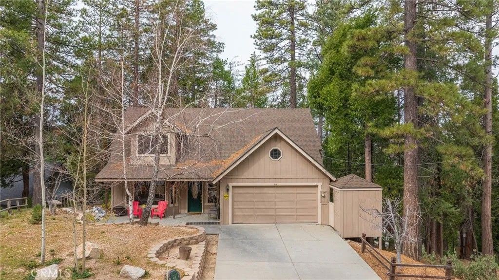 Photo of 414 Pioneer Rd, Lake Arrowhead, CA 92352 (MLS # IG26031410)