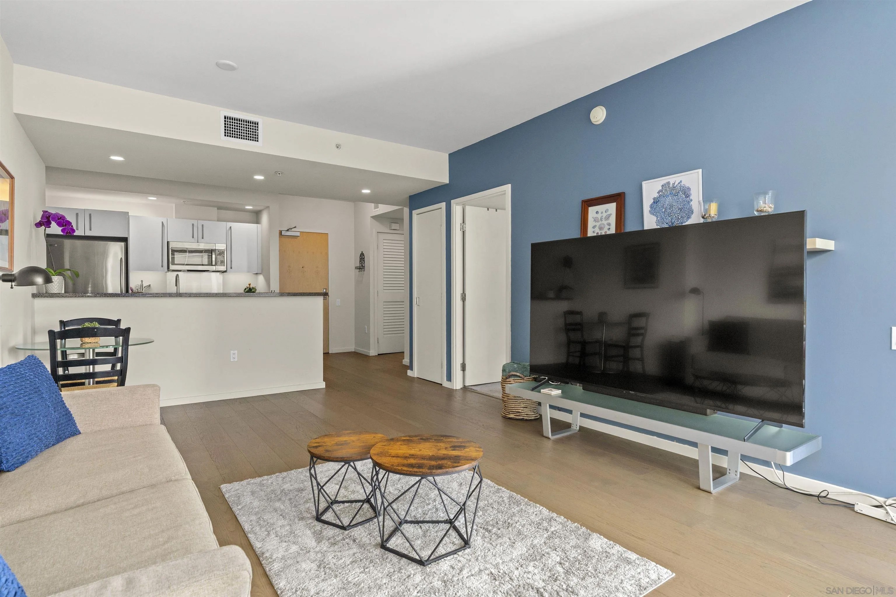 321 10th Ave 1706