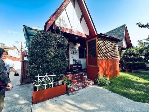 Photo of 943 W 65th St, Los Angeles, CA 90044 (MLS # TR25247060) Photo of 943 W 65th St, Los Angeles, CA 90044 (MLS # TR25247060)