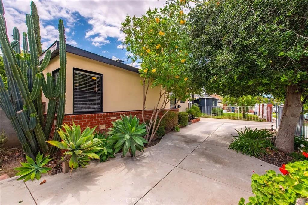 Photo of 6718 Wynne AVE, Reseda, CA 91335 (MLS # SR26097948)