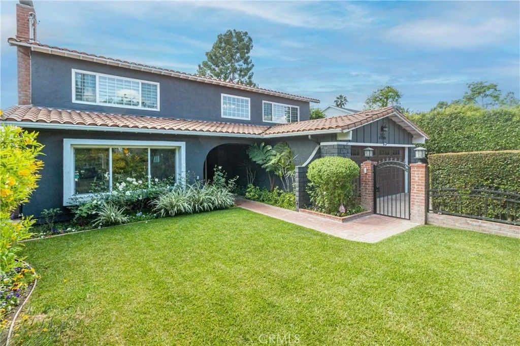 Photo of 1622 W Oak St, Burbank, CA 91506 (MLS # BB26081063)