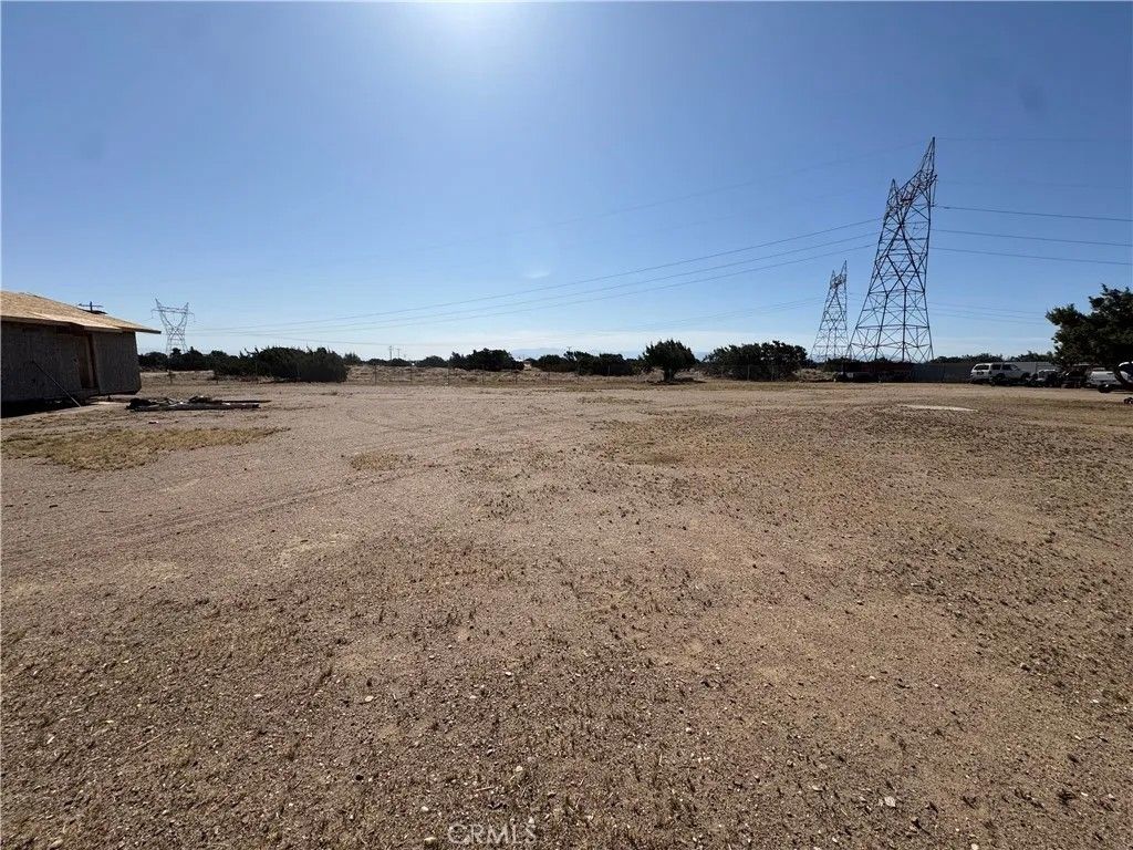 Photo of 10717 Muscatel St, Oak Hills, CA 92344 (MLS # CV26013900)