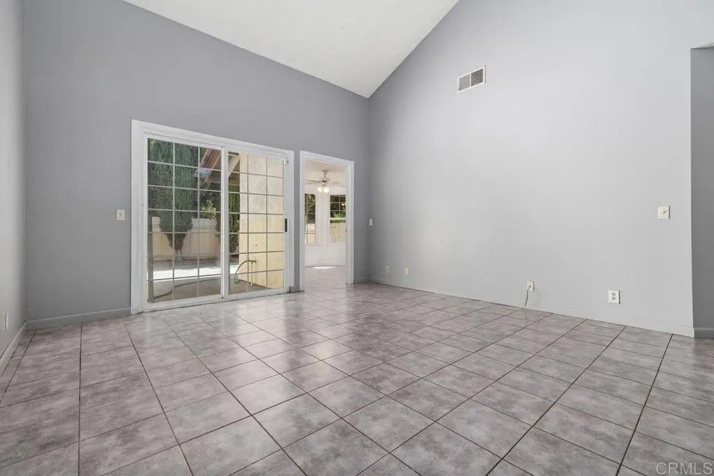 1135 Manzana Way