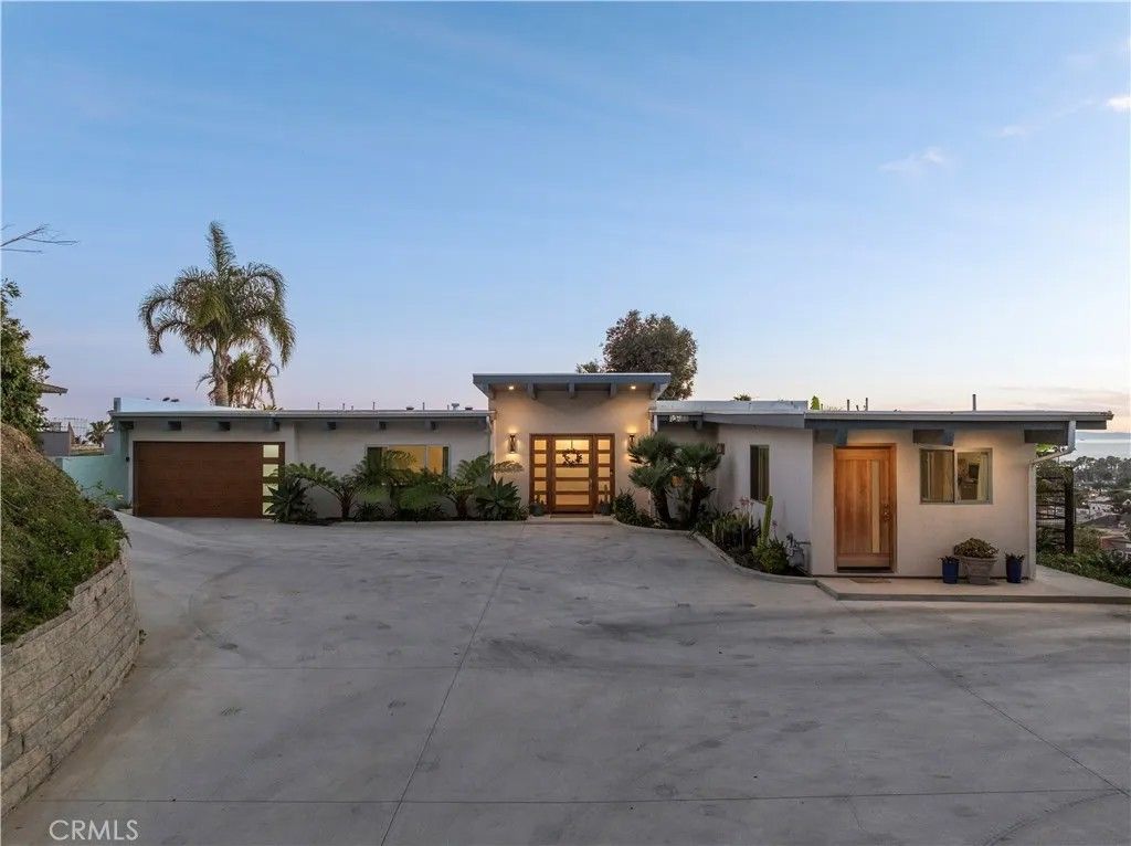 Photo of 186 N Kalorama St, Ventura, CA 93001 (MLS # SR26058829)