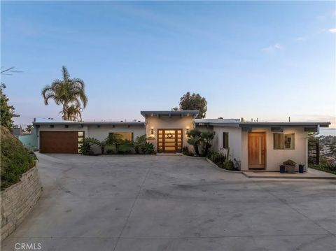 Photo of 186 N Kalorama St, Ventura, CA 93001 (MLS # SR26058829)