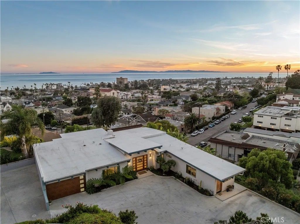 Photo of 186 N Kalorama St, Ventura, CA 93001 (MLS # SR26058829)