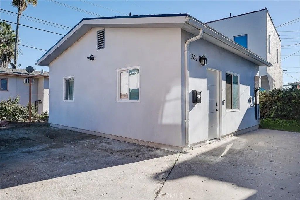 Photo of 1364 S Ridgeley Dr, Los Angeles, CA 90019 (MLS # SR25277859)