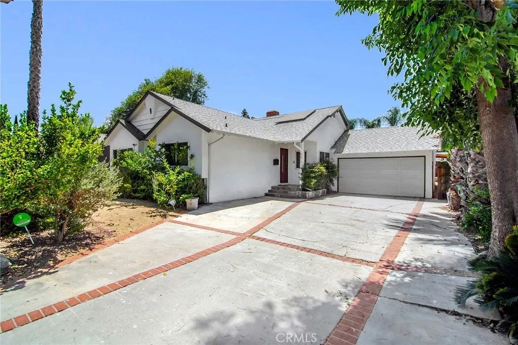 Photo of 6617 Nevada AVE, Woodland Hills, CA 91303 (MLS # SR26133197)