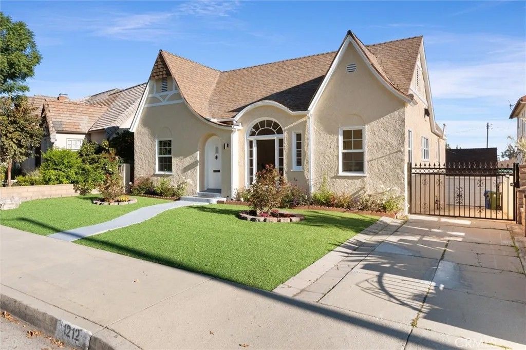 Photo of 1212 S Weymouth Ave, San Pedro, CA 90732 (MLS # PV25270676)