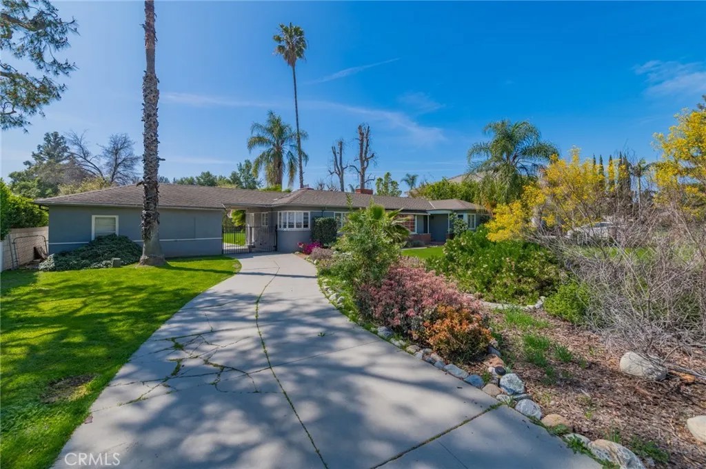 212 W Las Flores Avenue