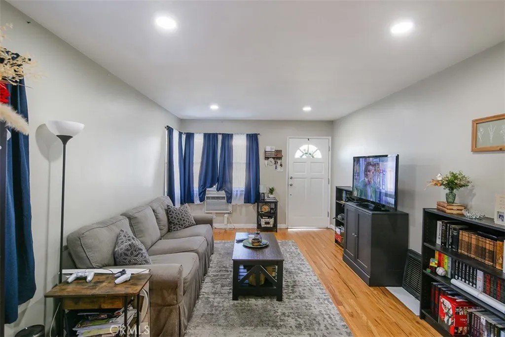 630 W Foothill