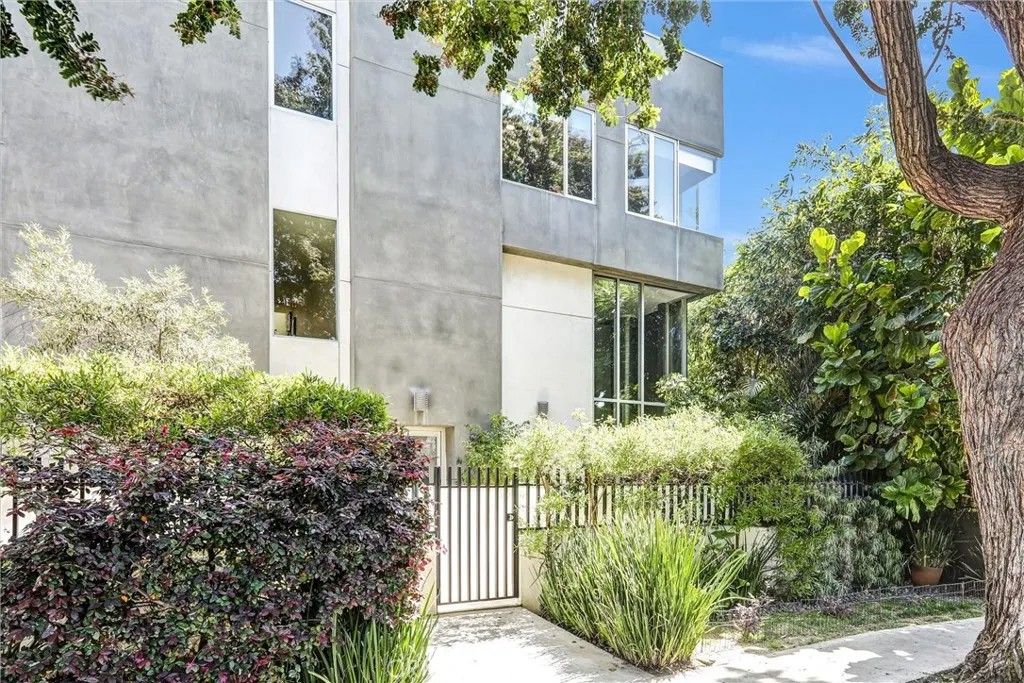 Photo of 1120 N El Centro Ave #5, Los Angeles, CA 90038 (MLS # SR26062671)