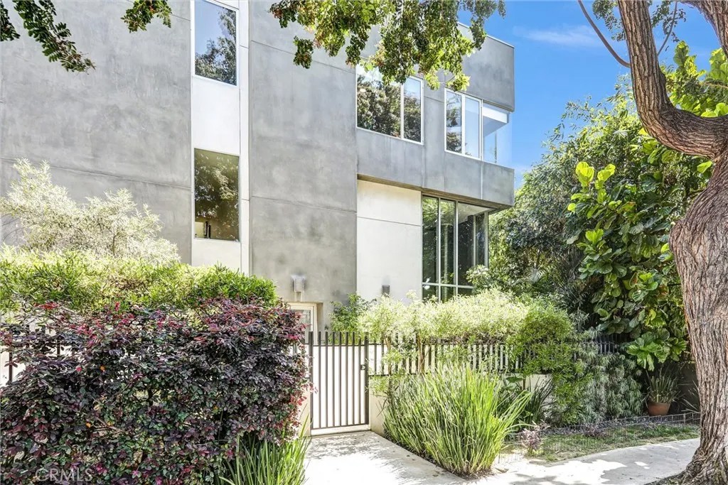 1120 N El Centro 5