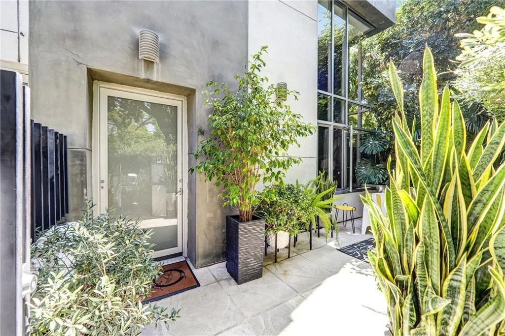 1120 N El Centro 5