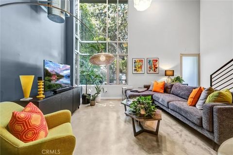 Photo of 1120 N El Centro Ave #5, Los Angeles, CA 90038 (MLS # SR26062671)