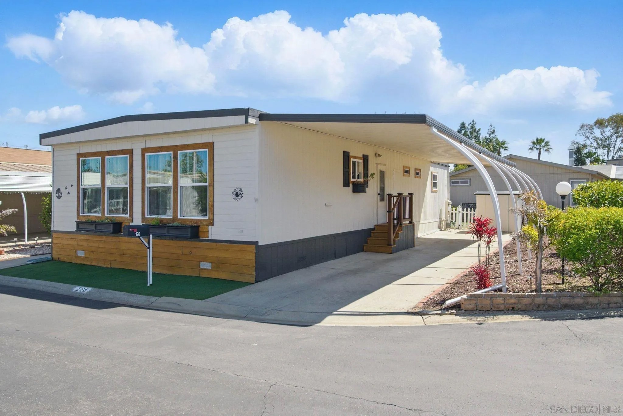 525 W El Norte Pkwy 126