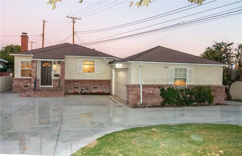 Photo of 1112 N Myers St, Burbank, CA 91506 (MLS # BB25275065)