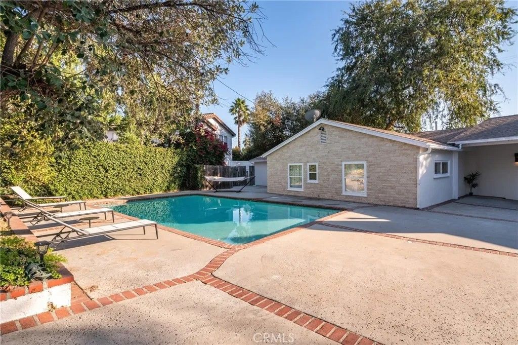 Photo of 4711 Tyrone Ave, Sherman Oaks, CA 91423 (MLS # SR26084244)