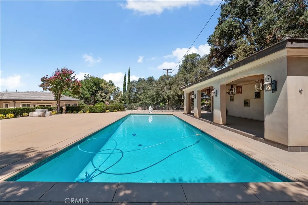 1433 Royal Oaks