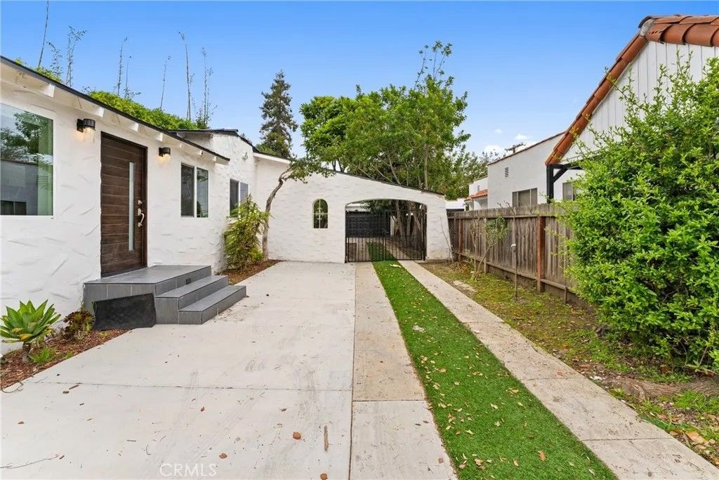 Photo of 2216 Veteran Avenue, Los Angeles, CA 90064 (MLS # OC26076622)